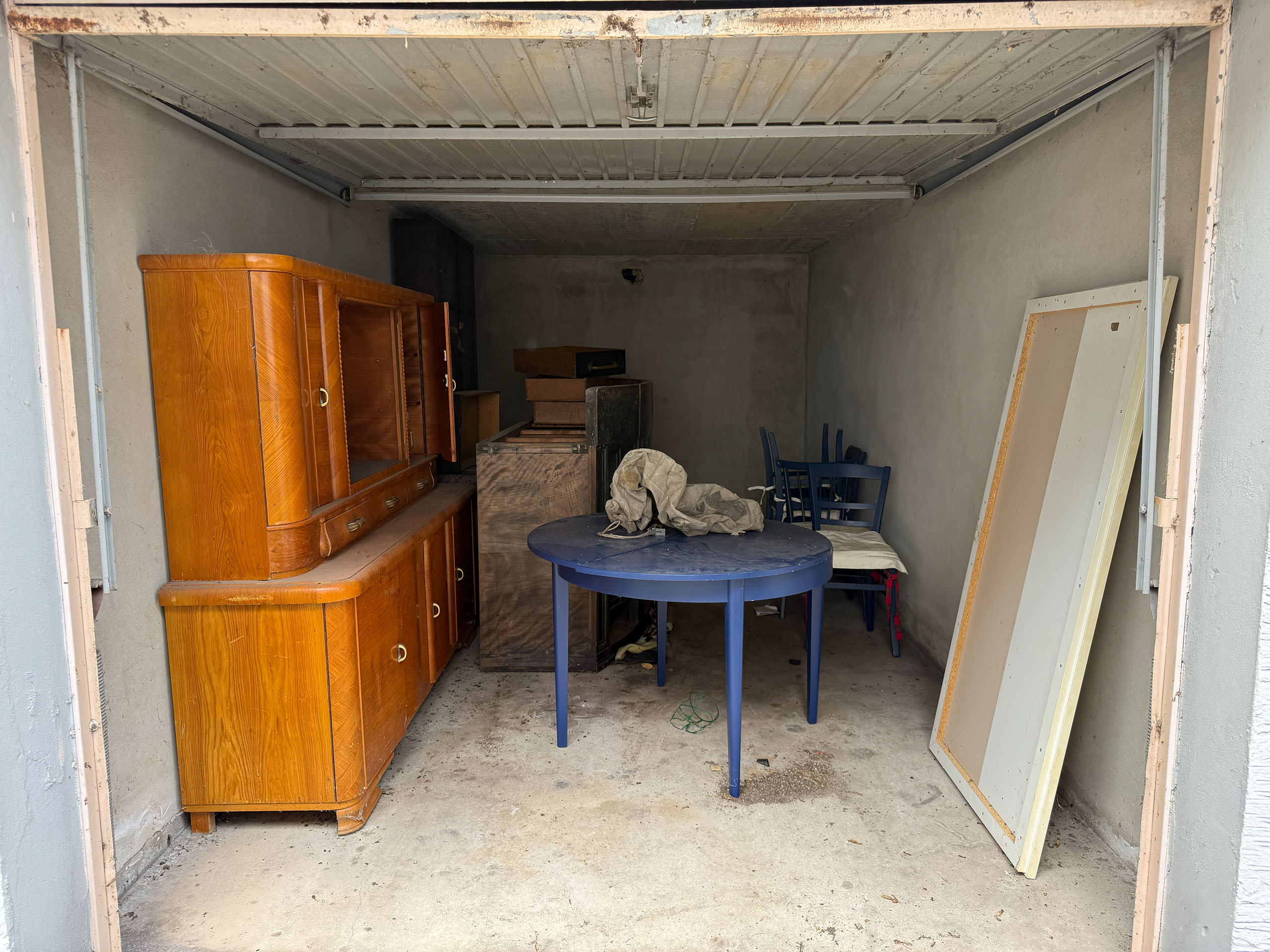 Überfüllte Garage vor Entrümpelung durch Stümmler Entrümpelungen - Möbelentsorgung Paderborn