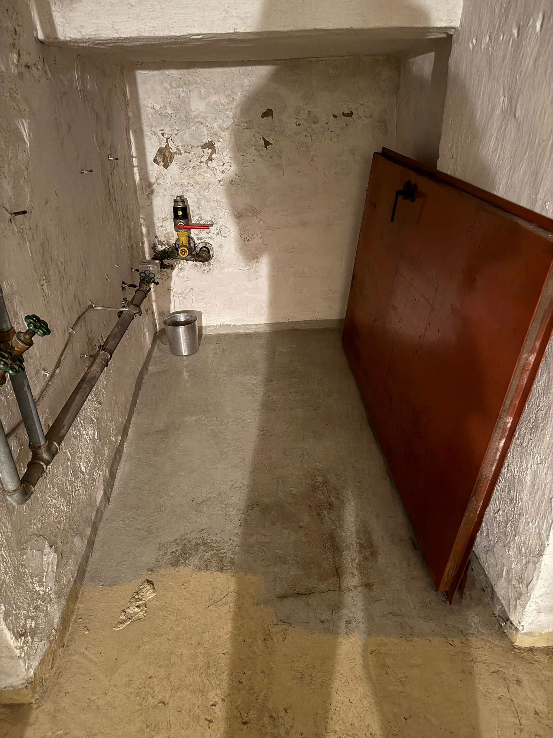 Leergeräumter Keller nach fachgerechter Entrümpelung