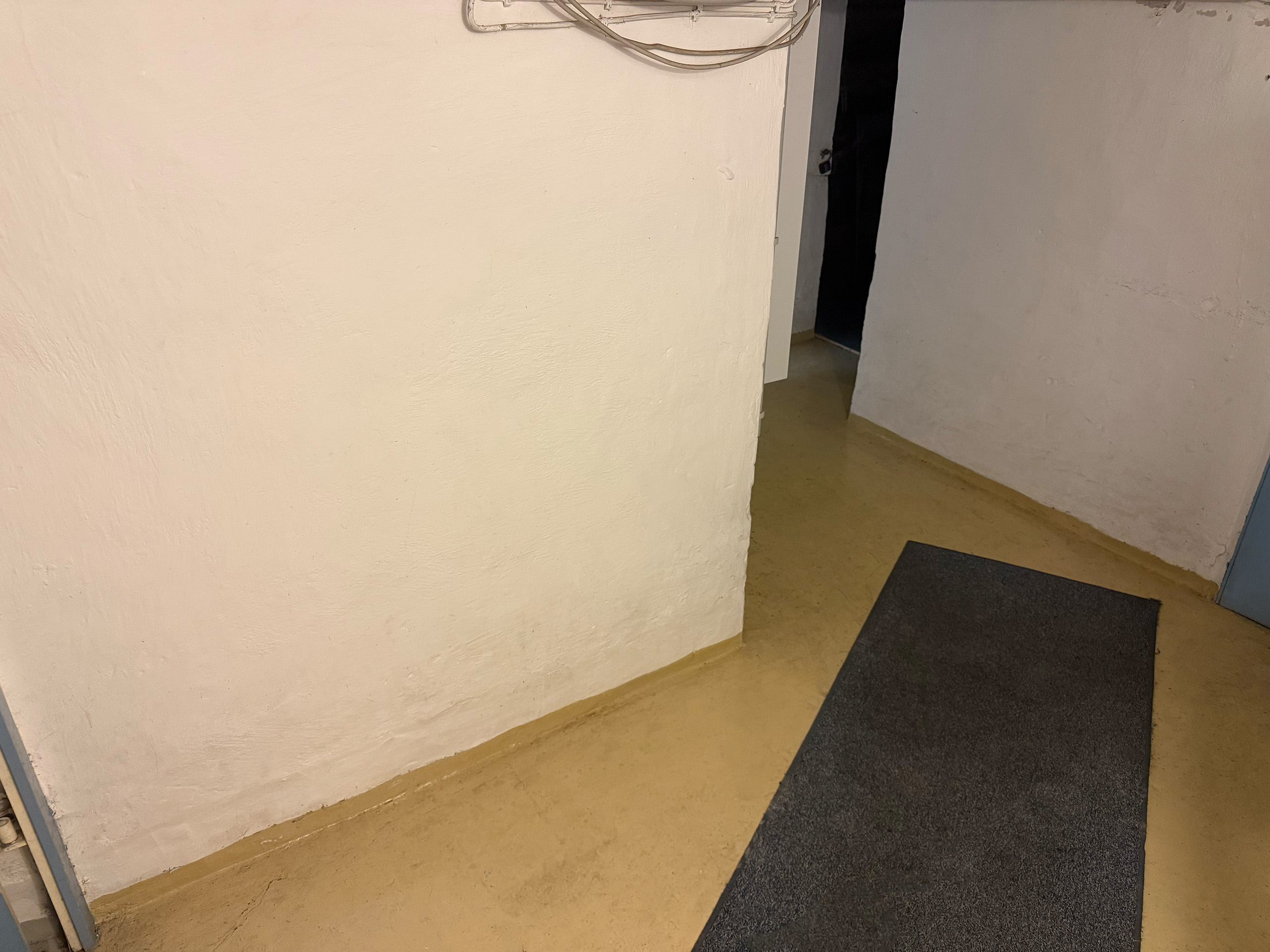 Leergeräumter, besenreiner Keller nach erfolgreicher Entrümpelung - Kellerentrümpelung Paderborn